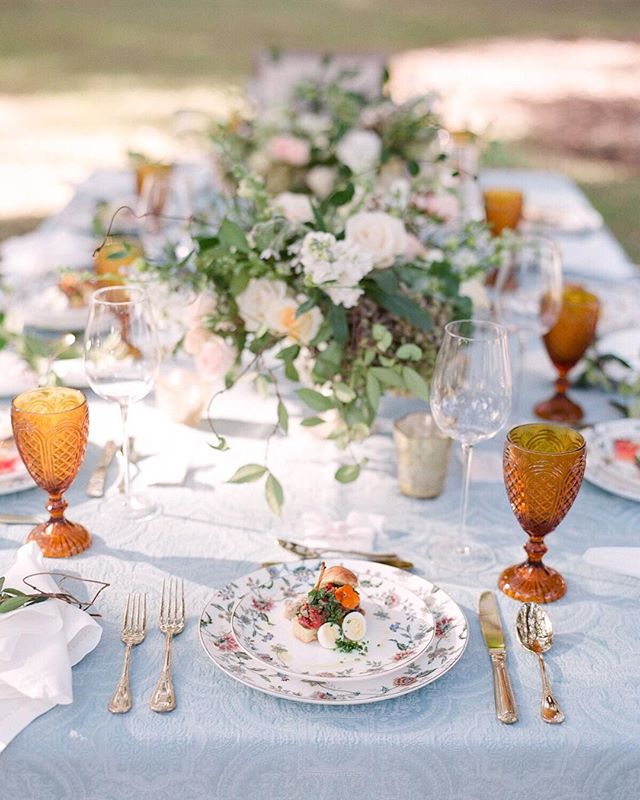 Dining in style at an intimate table setting under the Oaks at @boonehallplantation ! 💙.
.
.
.
.
.
.
photo by @mollycarrphotography linen from @latavolalinen catering by @crucatering dishwater from @snyder glassware from @oohevents florals by @charlestonflowermarket