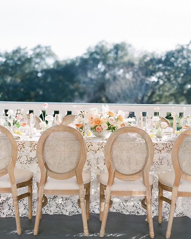 Quite possibly one of our favorite table displays....EVER!!! 🌸 see more of this GORGEOUS shoot in the most recent issue of @charlestonweddings or in the link above. 💕
.
.
.
.
.
.
.
Designer + Coordinator: @thepetalreport | Photographer: @thehappybloom | Venue: Lowndes Grove of @pphgevents | Paper Goods: @emilymaynestudio | Welcome Gift: @asignaturewelcome | Dress Designer: @emilykotarskibridal | Hair + Makeup: @pamperedandprettyxo | Florist: @grayharperflorals | Rentals: @oohevents | Linens: @latavolalinen | Bride + Groom: @elliot_ehlen + @mollymiche | Suits: @charlestontuxedo | Bridesmaids’ Attire: @anthropologie | Shoes: @bellabelleshoes | Rings: @croghans | Bow Ties: @kateroseco | Vintage Chairs: @428main